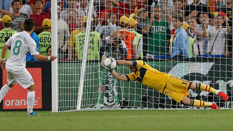 Joao Moutinho schießt, Iker Cassilas hält - der Anfang vom Ende für Portugal.