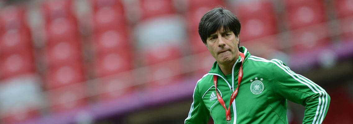 Er weiß schon, wer spielt: Joachim Löw.