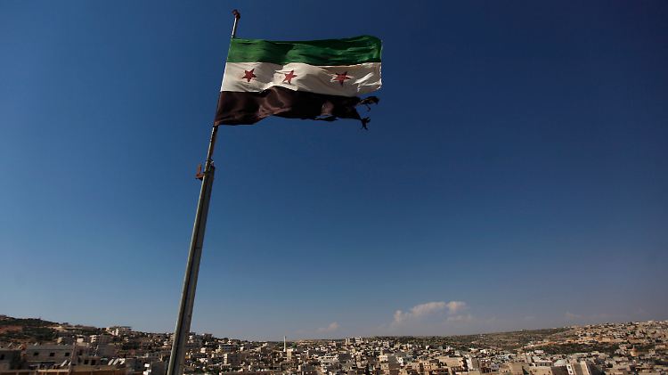 Die Flagge der Freien Syrischen Armee weht über  Aleppo.