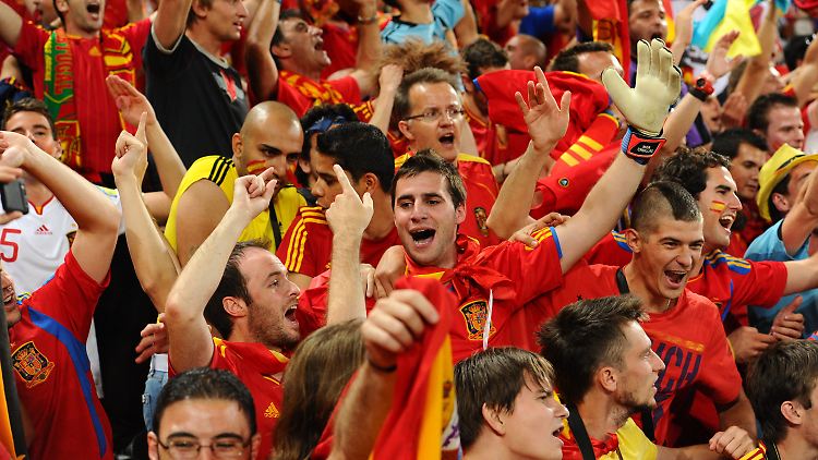 Die spanischen Fans feiern.
