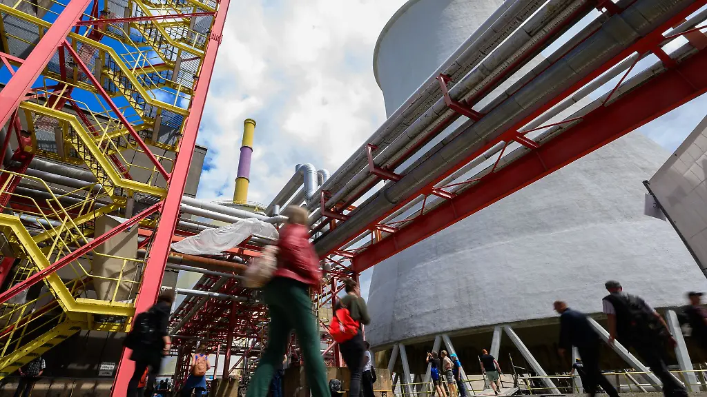 Unter-dem-Titel-Everything-ist-Interaction-hat-das-Festival-Begehungen-zeitgenoessische-Kunst-auf-dem-Areal-des-stillgelegten-Braunkohle-Kraftwerks-in-Chemnitz-gezeigt