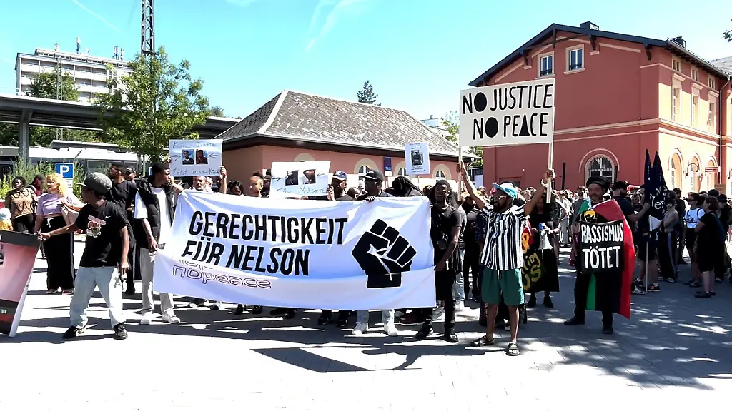 Rund-180-Menschen-haben-in-Ottweiler-friedlich-fuer-Gerechtigkeit-fuer-Nelson-demonstriert-und-zogen-vom-Bahnhof-bis-vor-die-Justizvollzugsanstalt