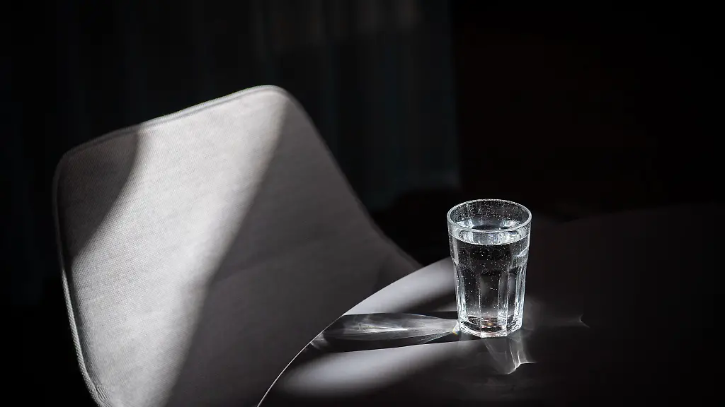 Mineralwasser-am-Arbeitsplatz-Darauf-gibt-keinen-gesetzlichen-Anspruch