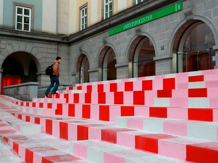 Schriller Blickfang vor dem Linz09-Infocenter auf dem Hauptplatz in Linz.