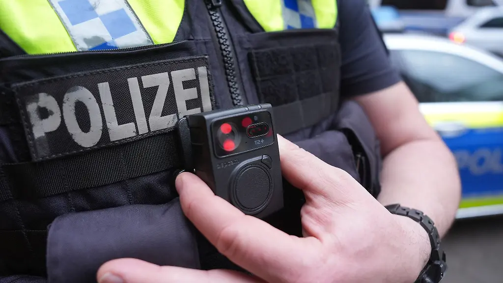 Die-Hamburger-Polizei-setzt-Bodycams-bereits-seit-mehreren-Jahren-ein