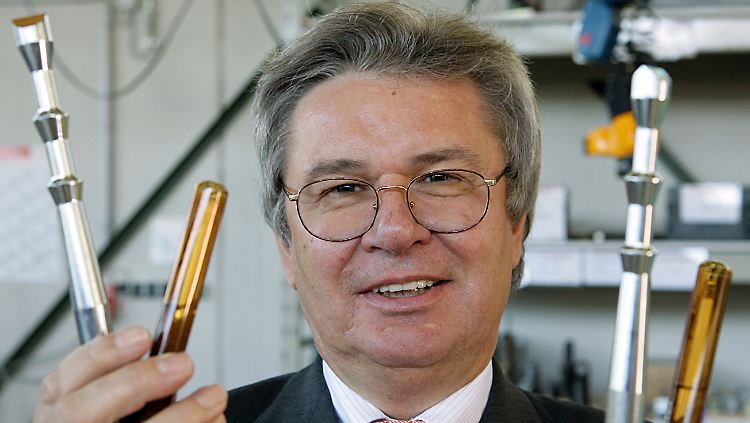 Geschäftsführungsvorsitzender und Inhaber der Fischer-Werke ist sohn Klaus Fischer.