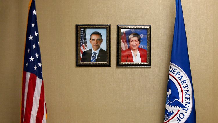 Porträts von Barack Obama und Heimatschutzministerin Janet Napolitano.