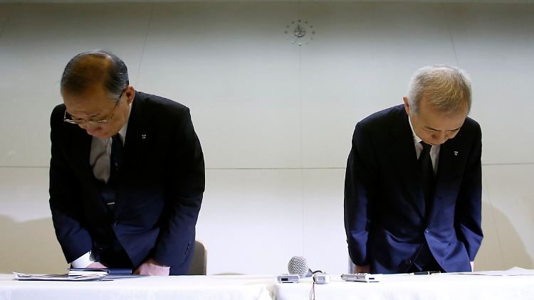 Shimokobe (l.) und Hirose eröffnen eine Pressekonferenz.