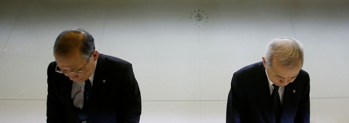 Shimokobe (l.) und Hirose eröffnen eine Pressekonferenz.