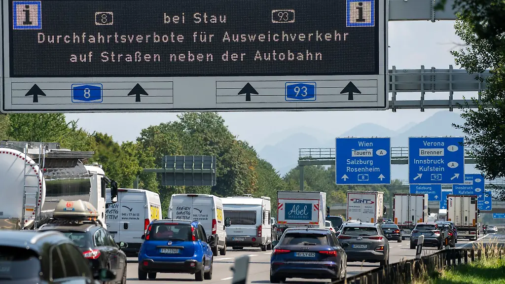 Erstmals-war-es-am-Wochenende-verboten-bei-Stau-von-Autobahnen-im-Landkreis-Rosenheim-abzufahren-Die-Polizei-wies-mehr-als-100-Autofahrer-zurueck-die-es-dennoch-versuchten