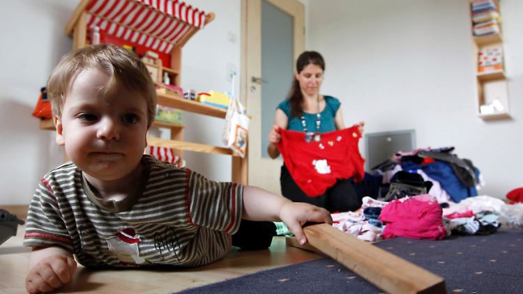 Kritiker des Betreuungsgeldes vermuten ein veraltetes Familienbild hinter der Zahlung.