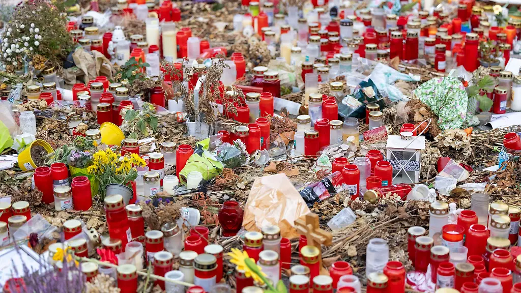Am-Samstagabend-werden-wieder-viele-Menschen-Kerzen-in-der-Naehe-des-Anschlagsortes-anzuenden