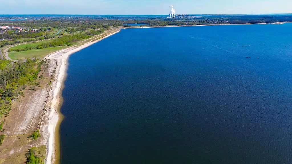 Der-Cottbuser-Ostsee-ist-im-ehemaligen-Braunkohletagebau-Cottbus-Nord-Luftaufnahme-mit-einer-Drohne-entstanden