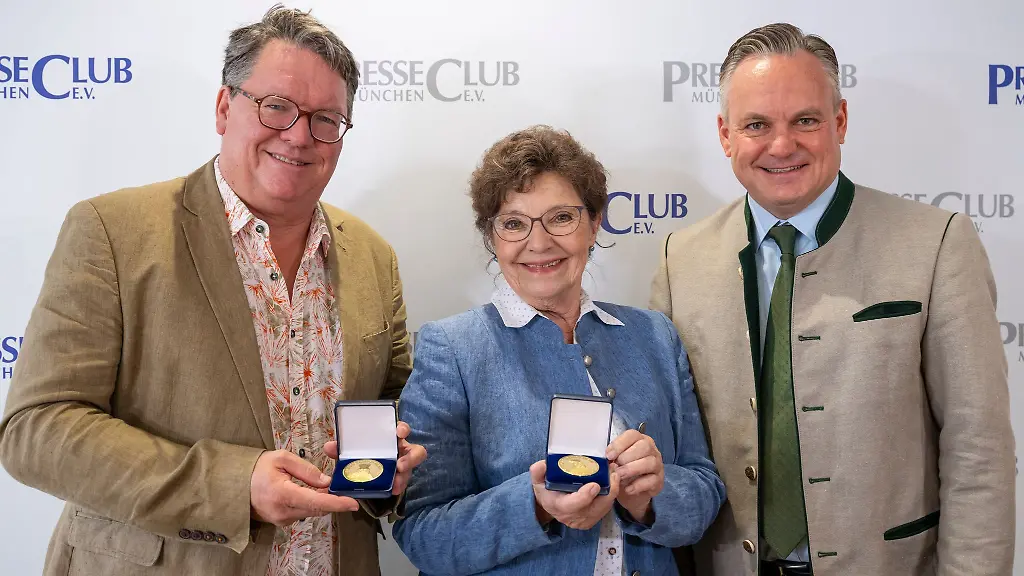 Helmut-Schleich-l-und-Monika-Baumgartner-sind-mit-der-Tassilo-Medaille-des-Foerdervereins-Bairische-Sprache-und-Dialekte-ausgezeichnet-worden-Rechts-steht-der-Muenchner-Wirtschaftsreferent-Christian-Scharpf-SPD