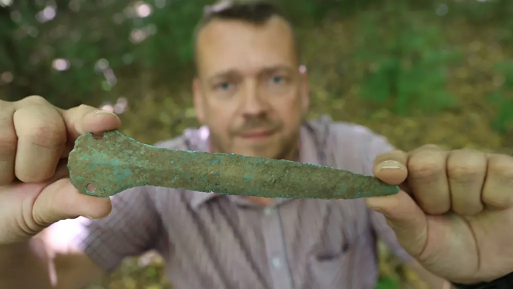 Maik-Boehner-hat-einen-Tausende-Jahre-alten-Bronzedolch-im-Wald-gefunden