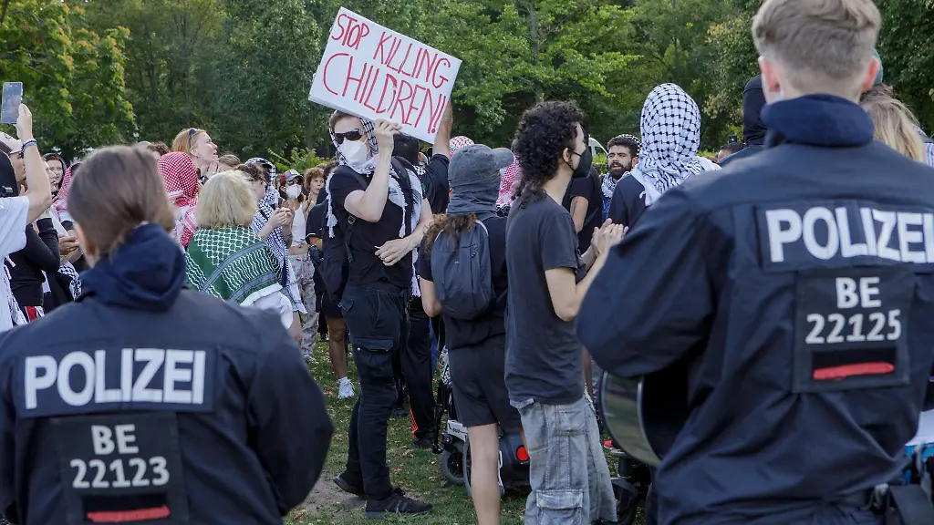 Nahe-dem-Kanzleramt-demonstrieren-gut-100-Menschen-unangemeldet-gegen-den-Krieg-im-Gazastreifen-Die-Polizei-greift-ein-nach-eigenen-Angaben-aufgrund-verbotener-Parolen