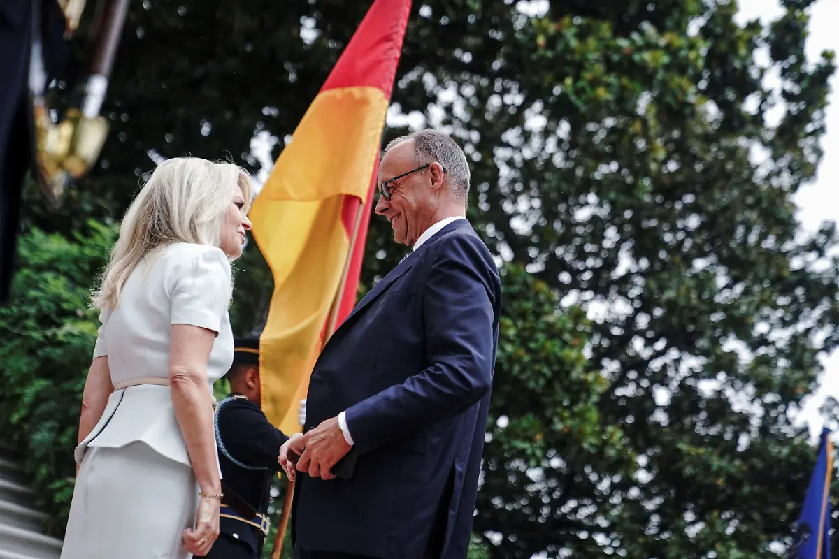 2025-08-18T164442Z-508458849-RC2S9GASAY99-RTRMADP-3-UKRAINE-CRISIS-SUMMIT