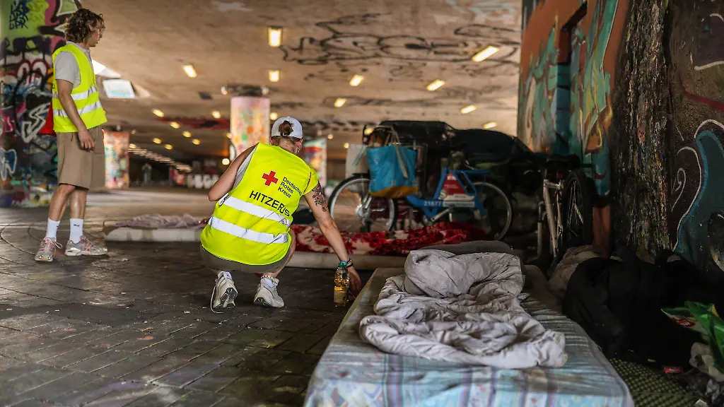 Unter-eine-Bruecke-steuern-die-beiden-Helfer-auf-ein-Lager-von-Obdachlosen-zu