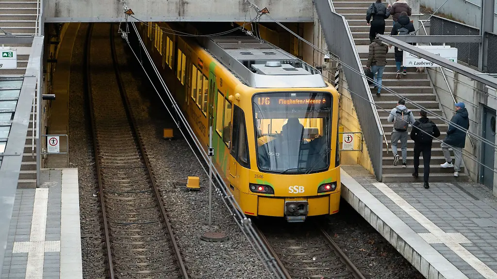 Am-Vormittag-fahren-die-Strassenbahnen-in-Stuttgart-wieder-nach-Plan