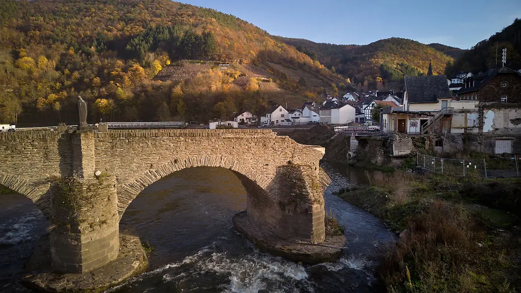 Die-Nepomukbruecke-wurde-bei-der-Flut-stark-beschaedigt