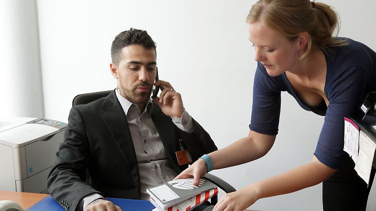 Hallo, hier Bushido - der Rapper an seinem Praktikanten-Platz im Büro des CDU-Abgeordneten Freiherr von Stetten.