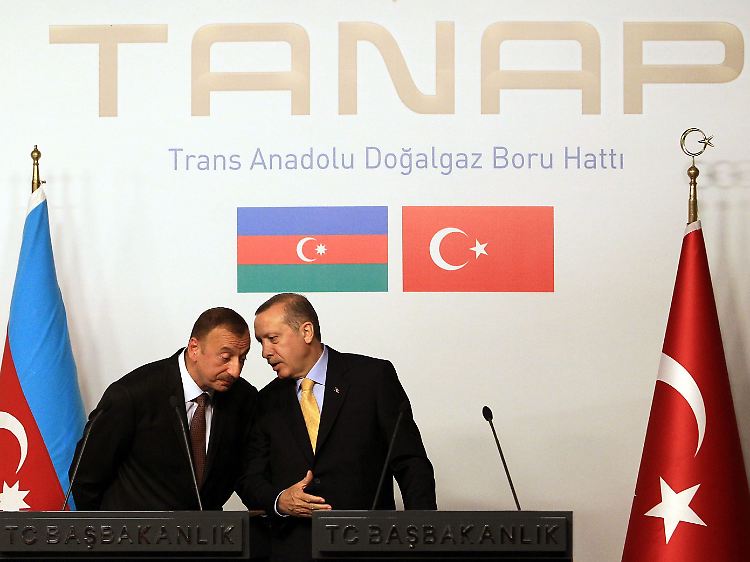 Der türkische Premier Erdogan (r.) ist mit Aserbaidschans Präsident Alijew handelseinig: TANAP transportiert das Gas von Aserbaidschan bis an die bulgarische Grenze.