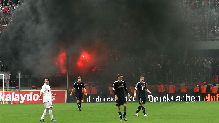 Dunkler Rauch in Köln: Der FC will das Urteil nicht akzeptieren.