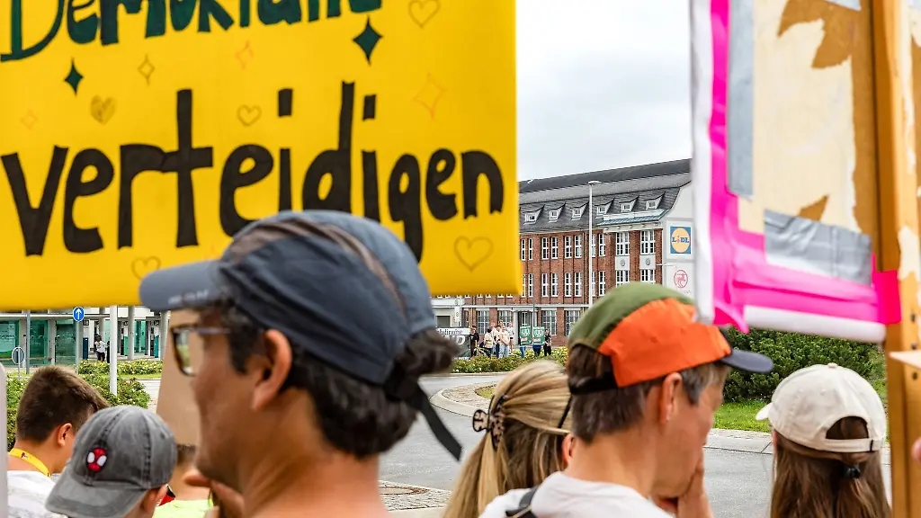 Demonstranten-stellen-sich-in-Spremberg-gegen-eine-Versammlung-der-rechtsextremen-Gruppierung-Der-Dritte-Weg