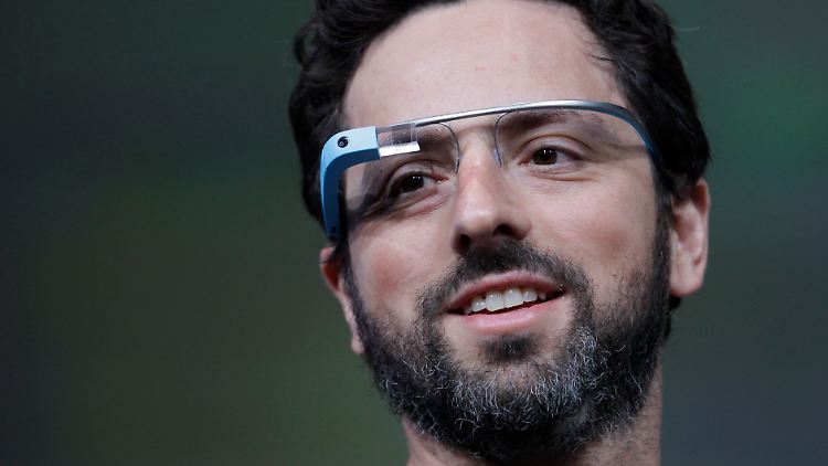 Sergey Brin präsentiert das erste "Google Glass"-Modell.