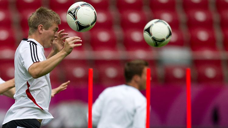 Toni Kroos, ballsicher.