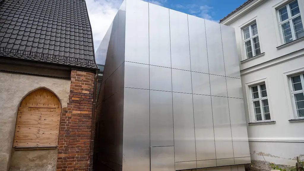 Von-aussen-kommt-die-neu-gebaute-Kapelle-der-kuenftigen-Galerie-der-Romantik-modern-daher