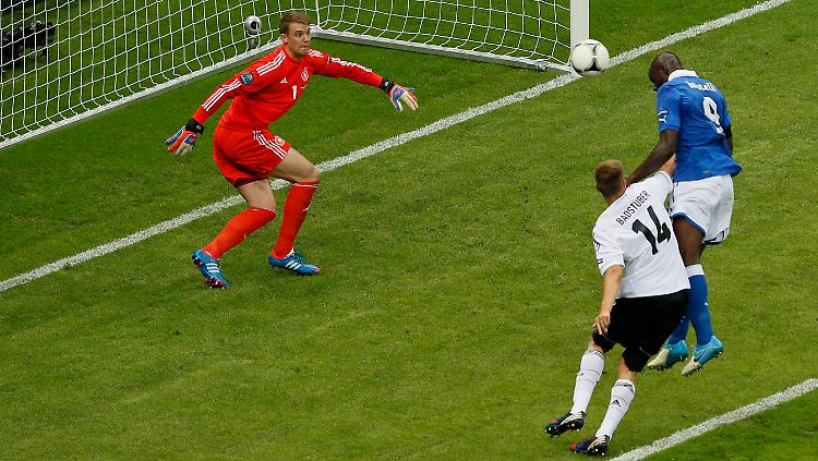 Manuel Neuer auf dem falschen Fuß (l.), Holger Badstuber (M.) verschätzt sich - Mario Balotelli trifft zum ersten Mal.