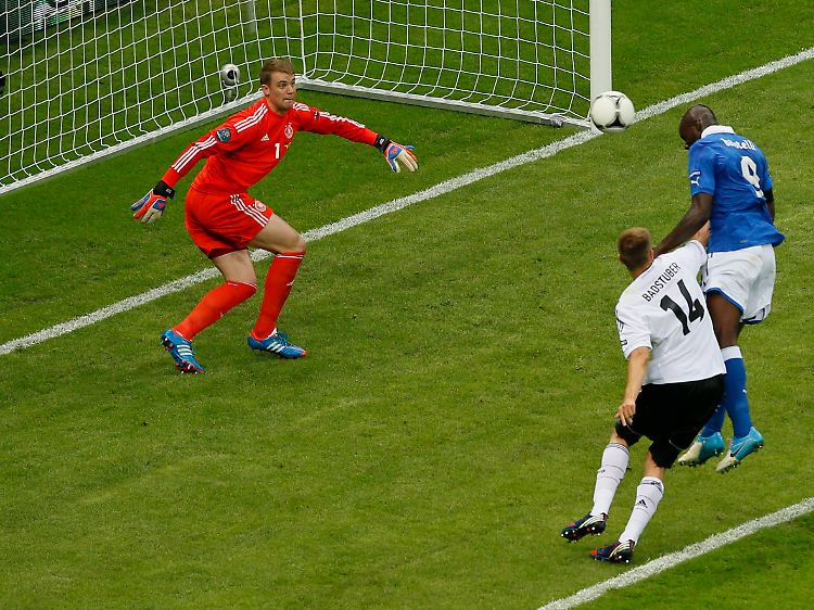 Manuel Neuer auf dem falschen Fuß (l.), Holger Badstuber (M.) verschätzt sich - Mario Balotelli trifft zum ersten Mal.