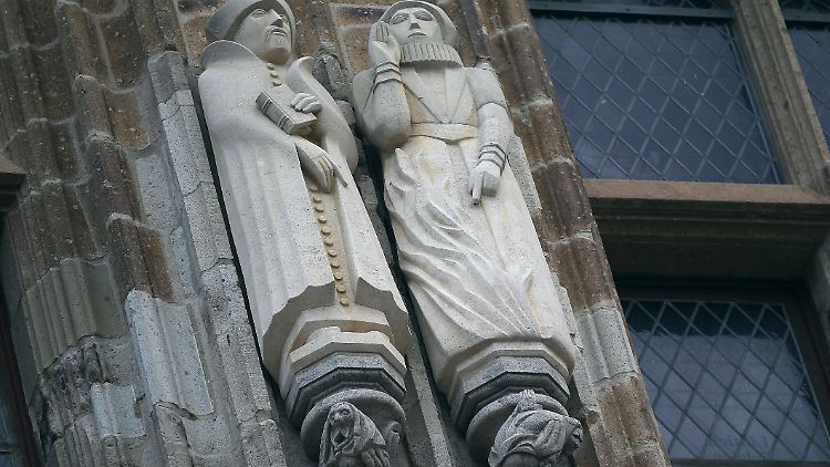 Am Rathausturm von Köln ist ein Bildnis von Katharina Henot (r.) zu sehen. Sie gilt als bekanntestes Opfer der Hexenverfolgung in der Rheinstadt.