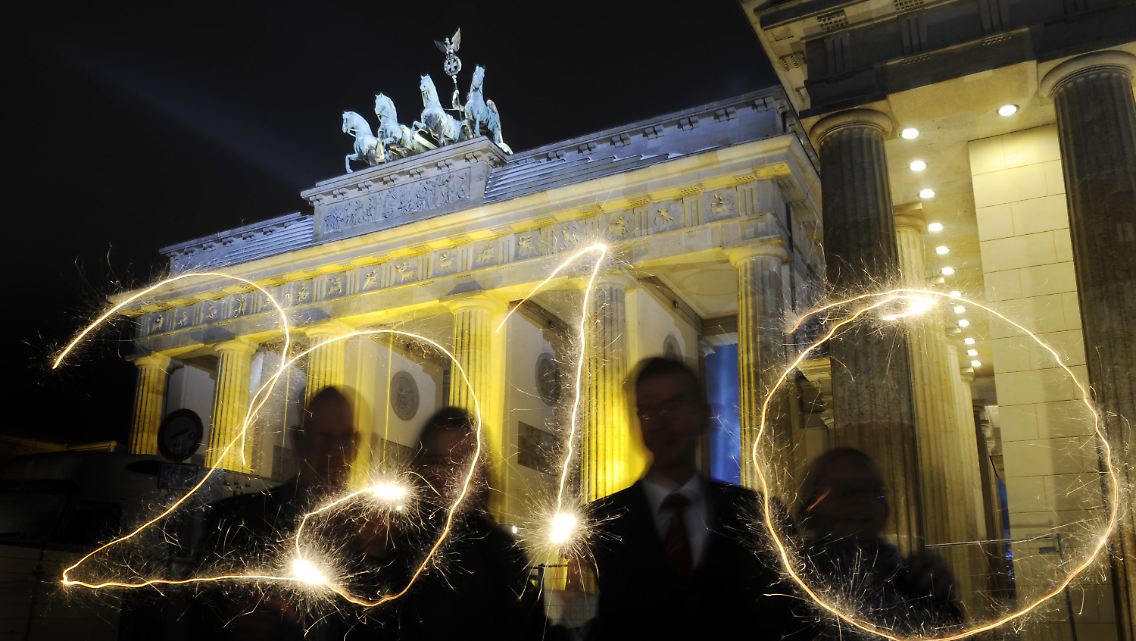 Rund um das Brandenburger Tor wurde in Berlin der Jahreswechsel gefeiert.