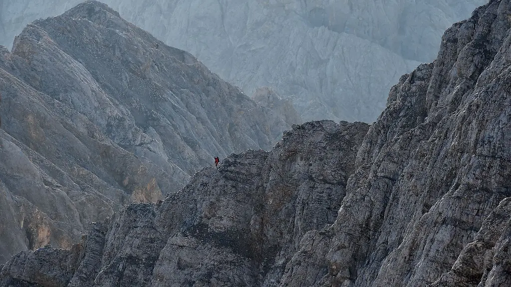 Ein-Bergsteiger-stuerzt-am-Jubilaeumsgrat-rund-400-Meter-in-den-Tod