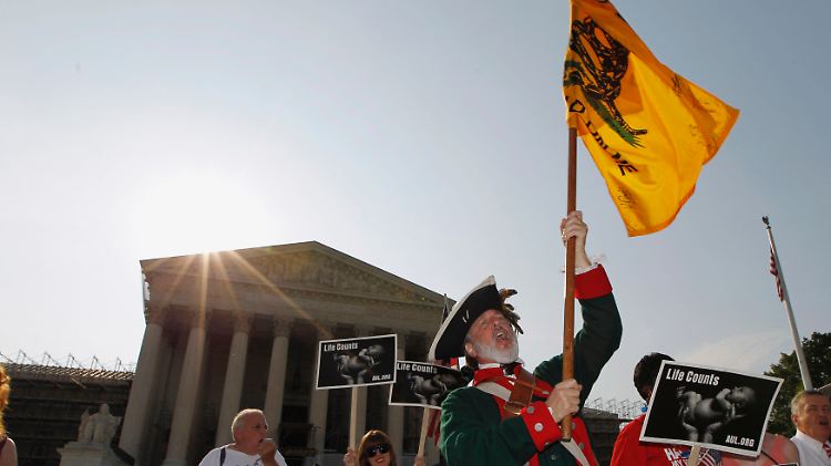 Anhänger der konservativen Tea Party vor dem Supreme Court.