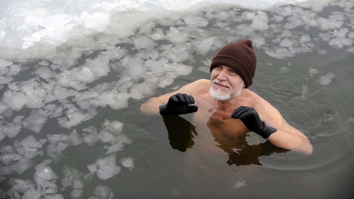 Hier geht nicht die Regierung baden, sondern ein Winterschwimmer des Vereins Berliner Seehunde.