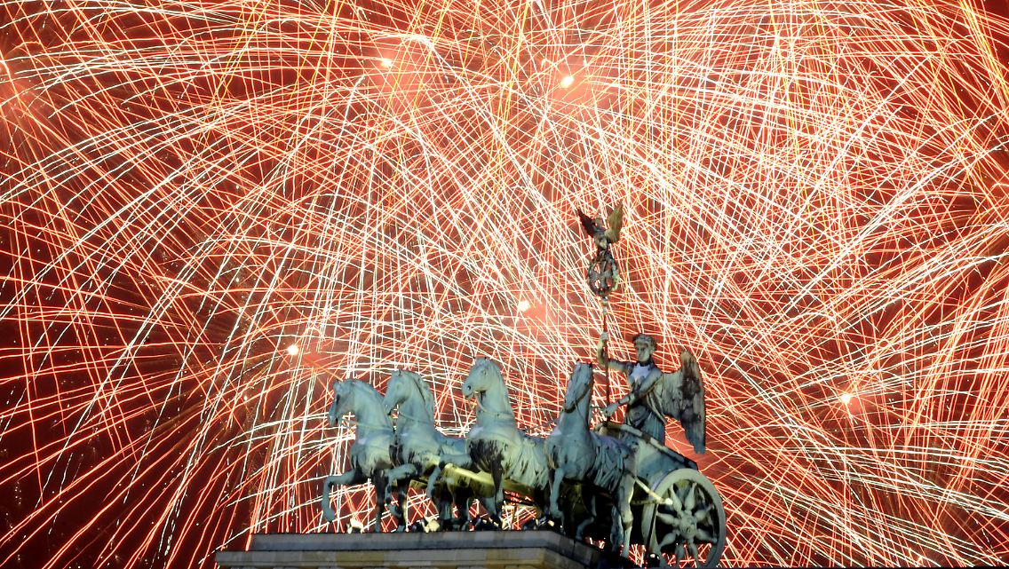 Deutschlands größte Silvester-Party steigt in Berlin. Auf der Partymeile zwischen Brandenburger Tor und Siegessäule werden eine Million Menschen erwartet.