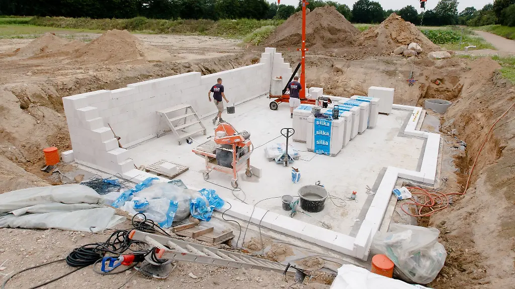Vorausschauend-planen-Bauherren-sollten-in-der-Baubeschreibung-darauf-achten-wie-die-Abwasserleitungen-verlaufen-sollen-damit-die-Bodenplatte-spaeter-bei-moeglichen-Reparaturen-nicht-wieder-aufgerissen-werden-muss