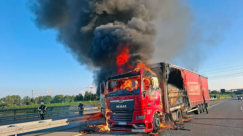 Der-Fahrer-des-Lastwagens-wurde-bei-dem-Brand-laut-Polizei-leicht-verletzt