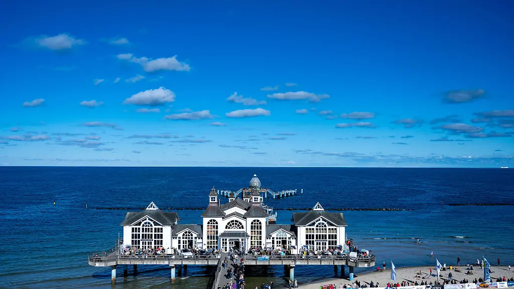 An-der-Seebruecke-Sellin-hat-ein-rueckwaerts-fahrendes-Fahrgastschiff-eine-Segeljacht-gerammt