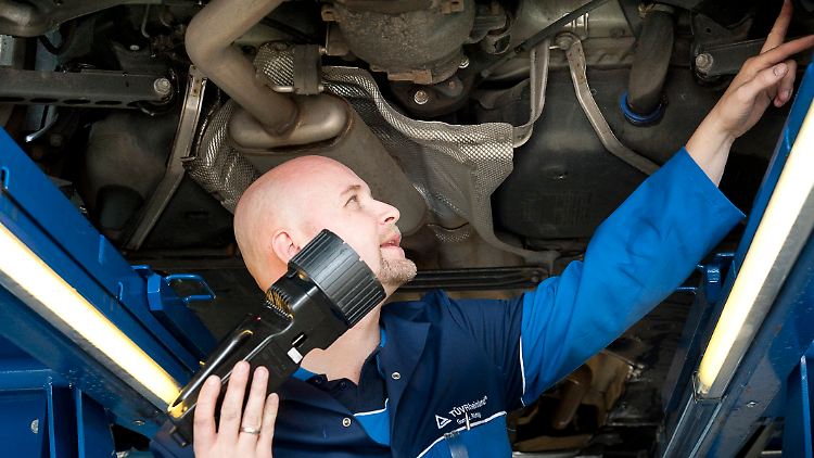 Bange Minuten für Autobesitzer: wenn der TÜV-Mann zwei Mal klopft.