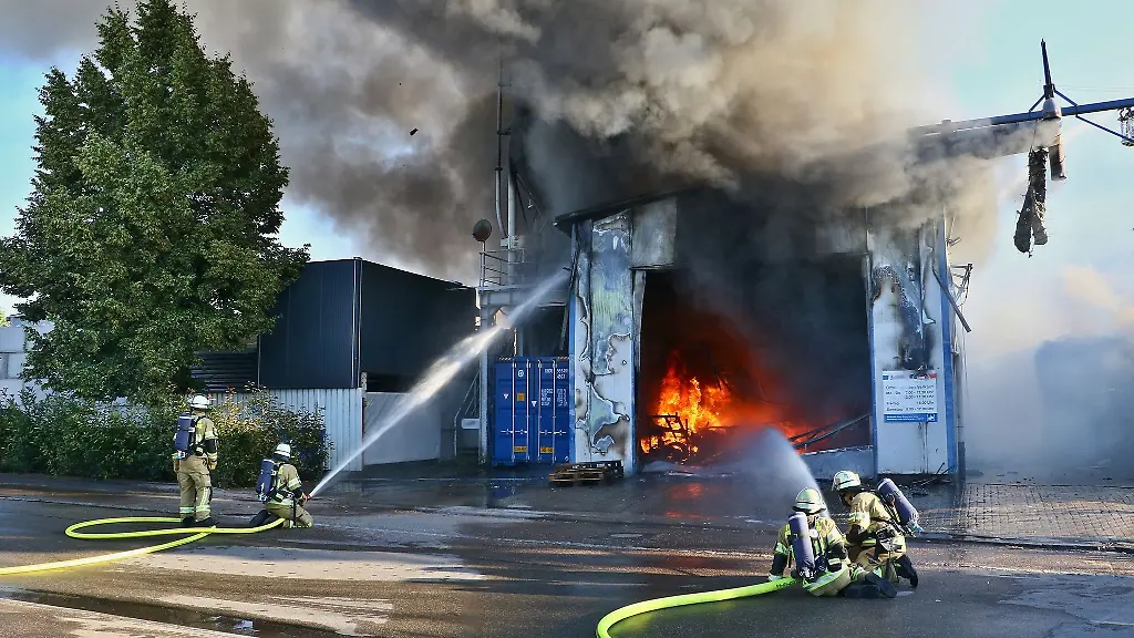 Der-Brandstifter-soll-vor-dem-Feuer-israelische-Flaggen-von-einem-Silo-abmontiert-haben