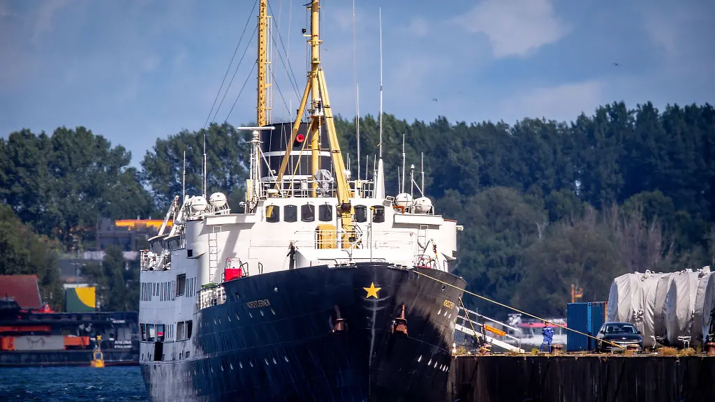 Die-Nordstjernen-wurde-vom-Schiffs-TUeV-inspiziert-dann-bekam-sie-das-Okay-zur-Weiterfahrt
