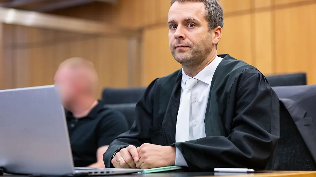 Der-Angeklagte-l-sitzt-zu-Beginn-des-Prozesses-neben-seinem-Anwalt-Mathis-Boente-im-Landgericht