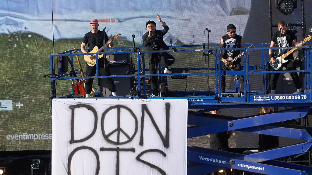 Die-Rockband-Donots-spielt-anstelle-von-Mando-Diao-auf-dem-Tag-der-Niedersachsen-in-Osnabrueck