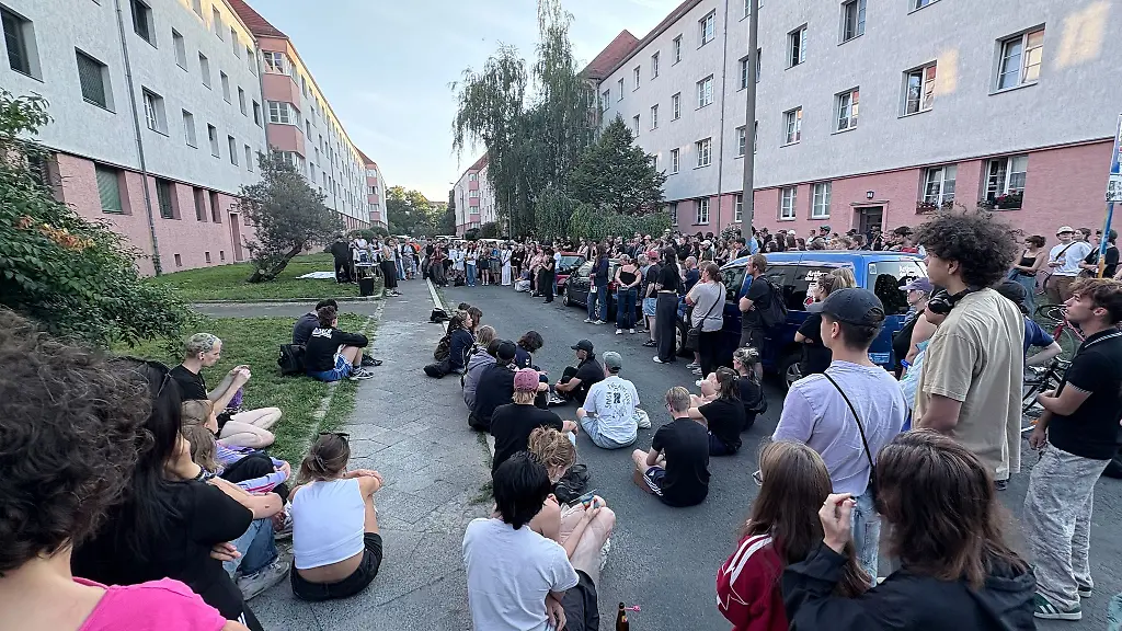 In-Leipzig-demonstrieren-Menschen-nachdem-es-im-Stadtteil-Reudnitz-zu-einem-Toetungsdelikt-gekommen-war