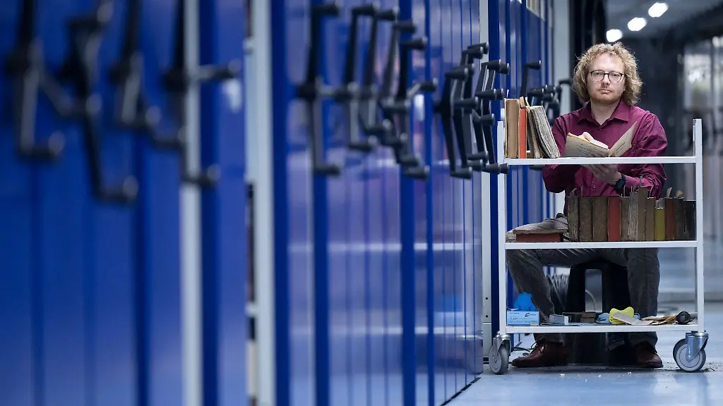 Daniel-Dudde-untersucht-Tausende-von-Buechern-in-der-Frankfurter-Unibibliothek-nach-NS-Raubgut