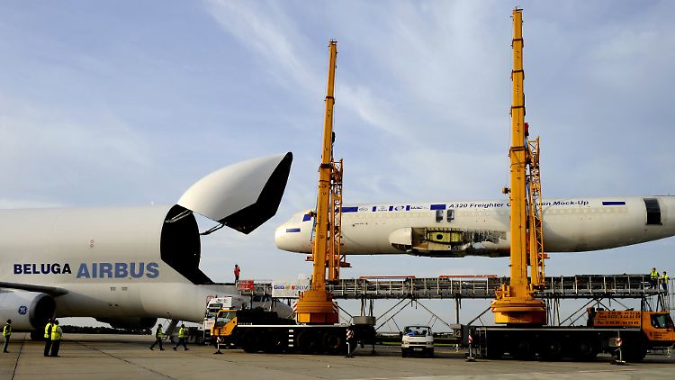 Logistisch anspruchsvolle Produktion: Mit den werkseigenen A300-600 ST "Beluga" kann Airbus tonnenschwere Bauteile verlegen.